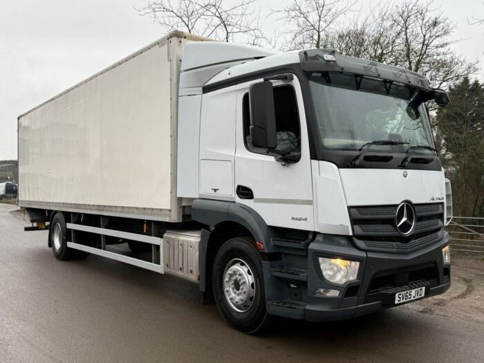 Mercedes Actros truck 1824